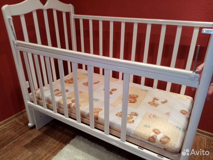 Детская кроватка с маятником
