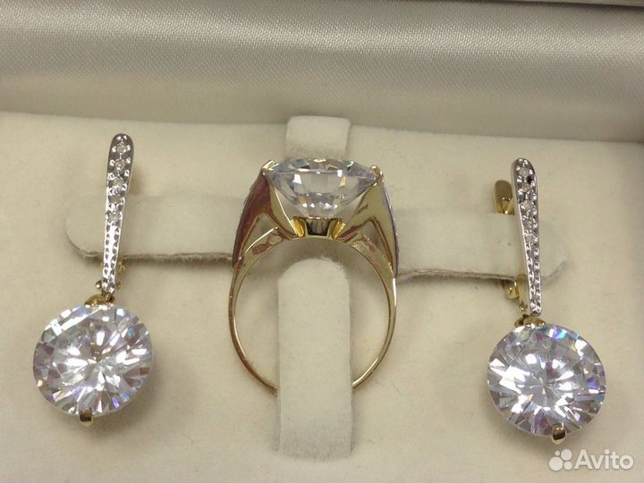 Комплект из золота с бриллиантами