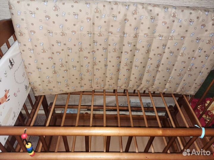 Детская кроватка с маятником и ящиком