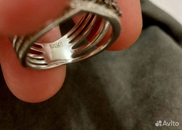 Золотое кольцо с черными бриллиантами мюз