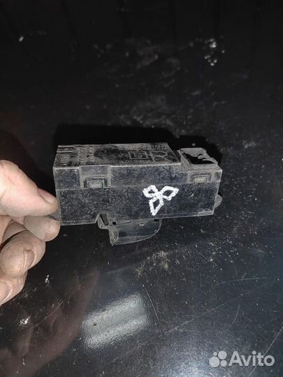 Кнопка стеклоподъемника Mitsubishi Pajero