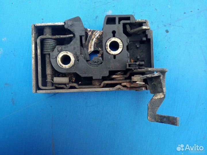 Замок передний левый Volkswagen Passat B3