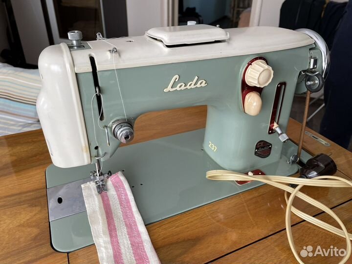 Чехословатская швейная машина LADA 237