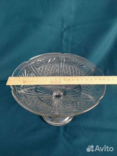 Ваза для фруктов на ножке