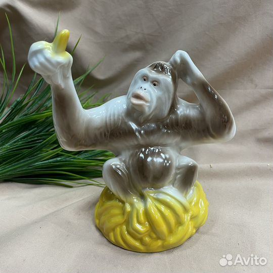 Фарфоровая статуэтка обезьяна С бананом коростень