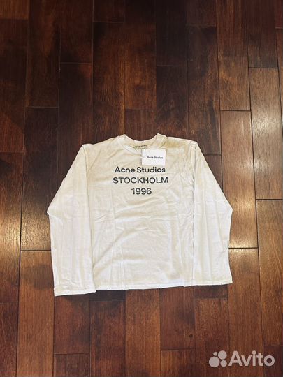 Acne Studios Stokcholm лонгслив на руках