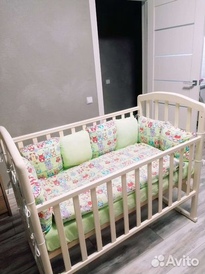 Детская кроватка с маятником, подушки, матрас