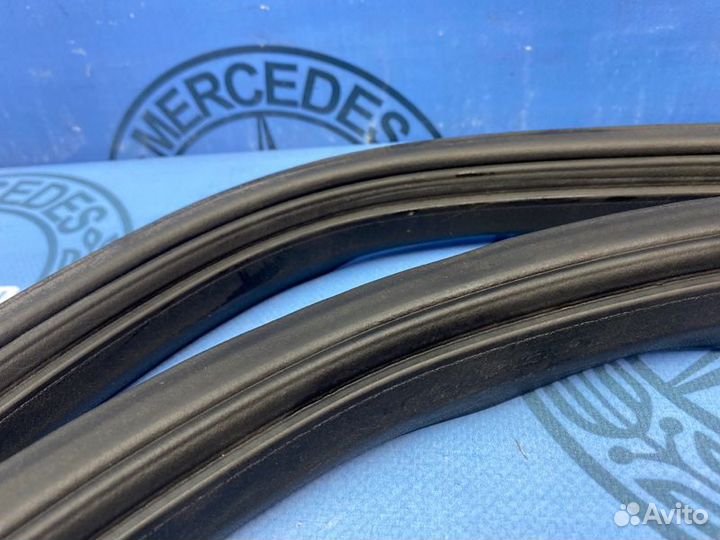 Уплотнитель двери передний Mercedes-Benz Ml-Class