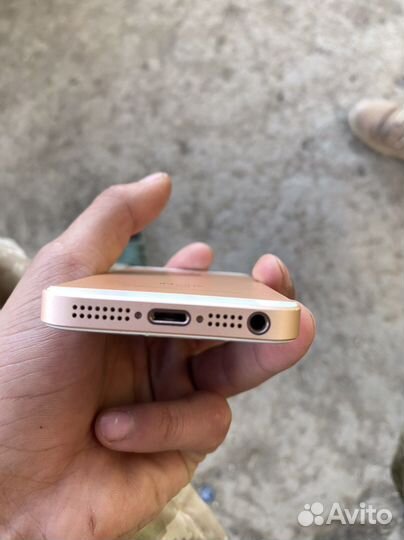 Телефон iPhone 5SE