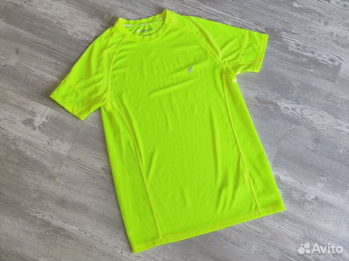Яркая футболка спортивная