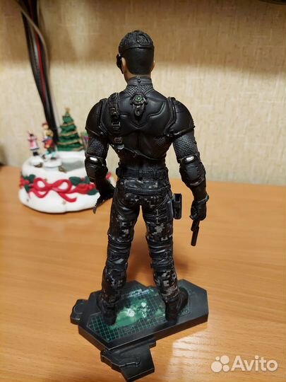 Различные коллекционные статуэтки и фигурки