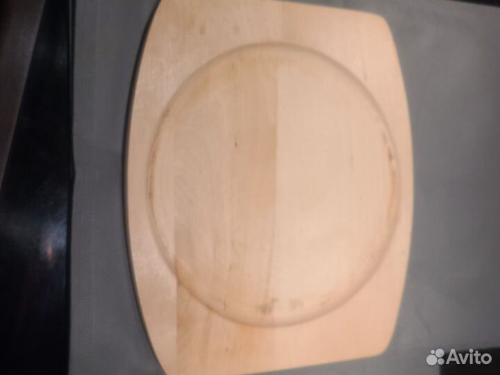 Чугунная сковорода с деревянной подставкой