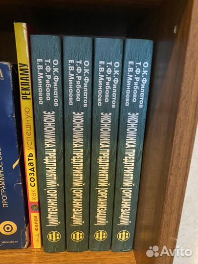 Разные книги детективы романы учебники церковные