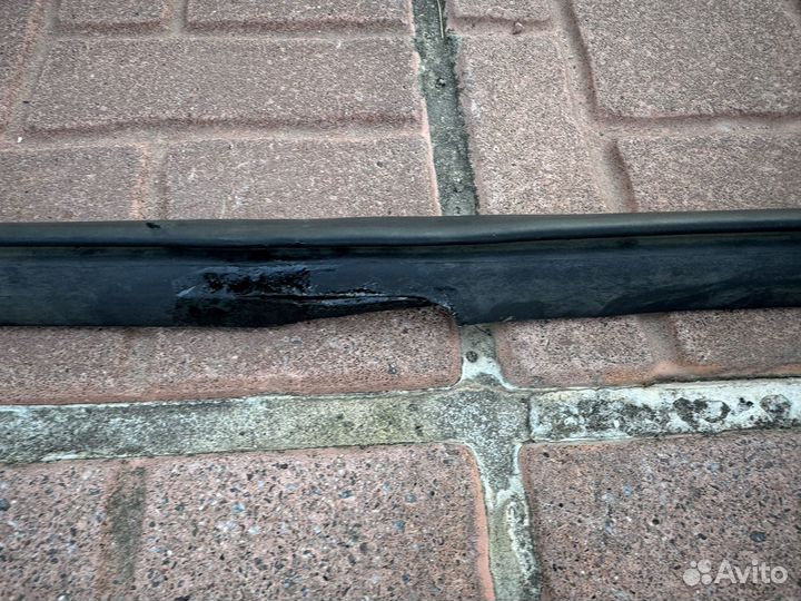 Уплотнитель порога правого резинка Audi Etron