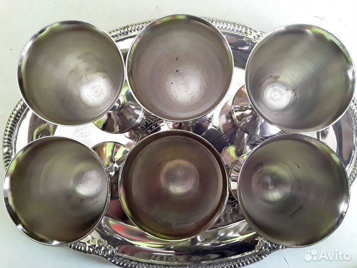 Набор рюмок и предметы сервировки