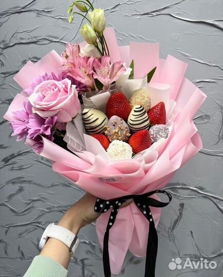 Клубничный букет с красной розой