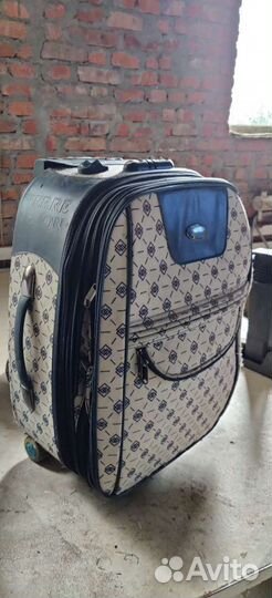 Чемодан с ручкой и колёсиками