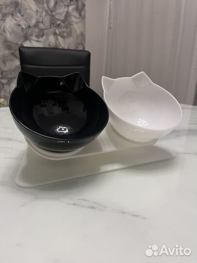 Миски для кошек пластик черная/белая на подставке