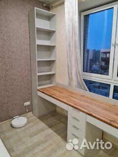 Письменный стол у окна со шкафом