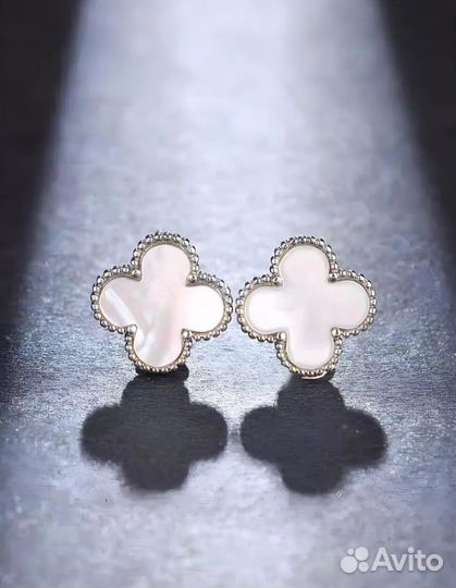 Серьги пуссеты/гвоздики с перламутром Клевер