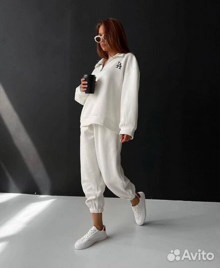 Спортивный женский костюм