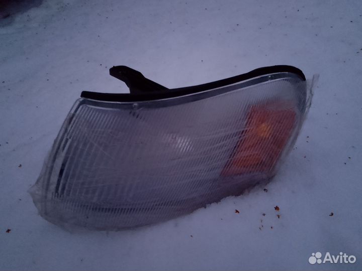 Габарит левый Toyota corolla ae100