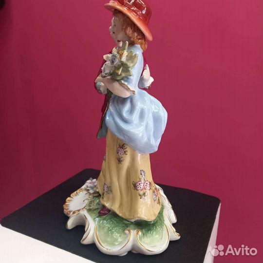 Статуэтка фарфор Кавалер и дама с цветами