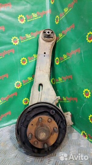 Кулак задний правый Mitsubishi Carisma седан 1.6