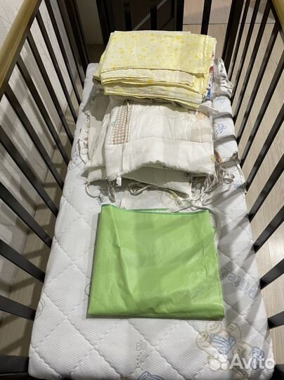 Детская кроватка с маятником