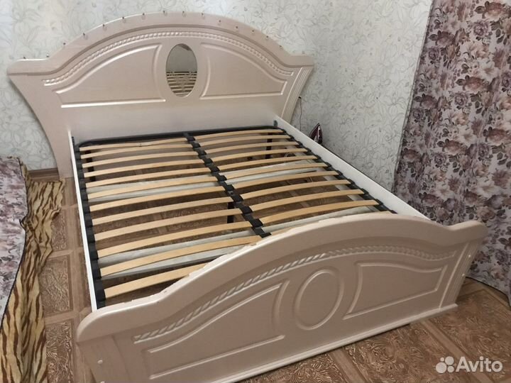 Кровать с зеркалом