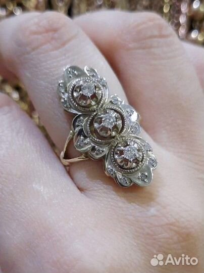 Золотое кольцо с бриллиантом