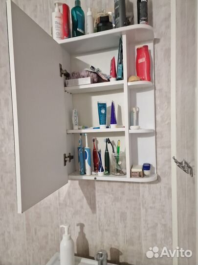 Шкаф, раковина и тумба под раковину в ванну