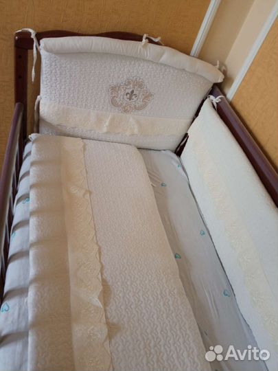 Детская кроватка с маятником и ящиком