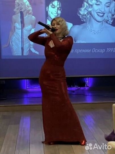 Певица вокалистка ведущая джаз -бэнд концерт шоу