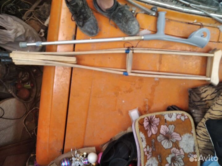 Стул-кресло для инвалида, костыли