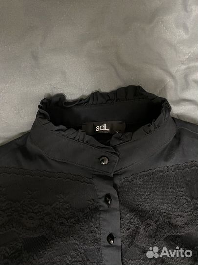 Блузка черная с кружевом