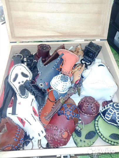 Кожаный брелок - скелет рыбы с бусинами