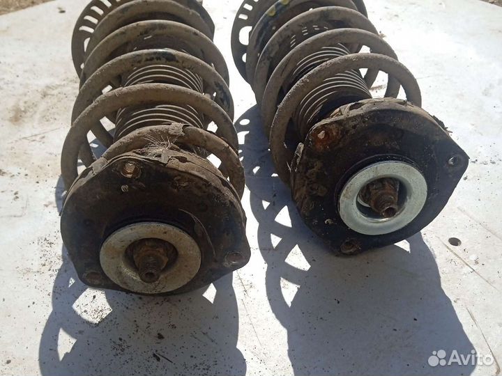 Стойка передняя L/R skoda roomster fabia