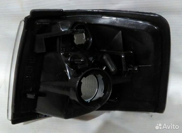 Поворотник правый мазда демио 96-99