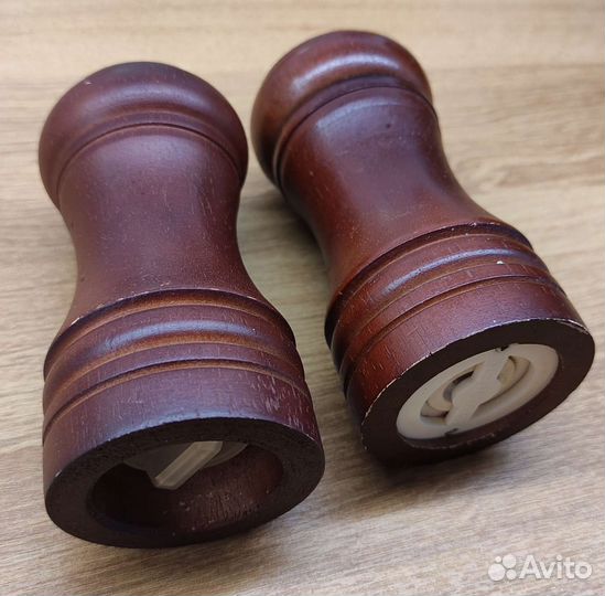 Солонка и перечница с мельницей