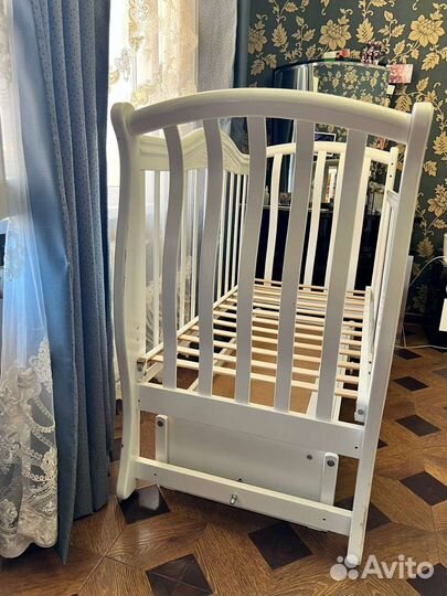 Детская кроватка с маятником
