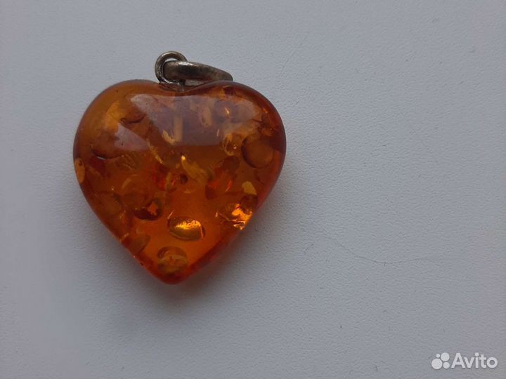 Кулон из янтаря