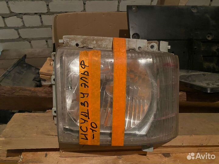 Isuzu elf Фара правая передняя