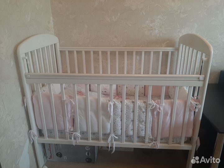 Детская кроватка с маятником