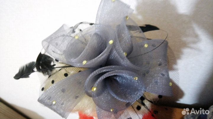 Ободок из фатина с перьями