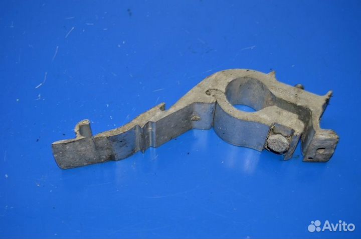 Кронштейн крыла ведущего моста, задний правый volv