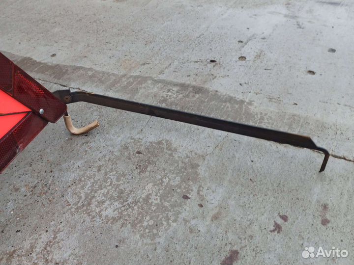 Знак аварийной остановки основательный, не сдует