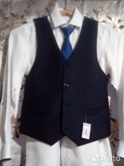 Костюм тройка новый