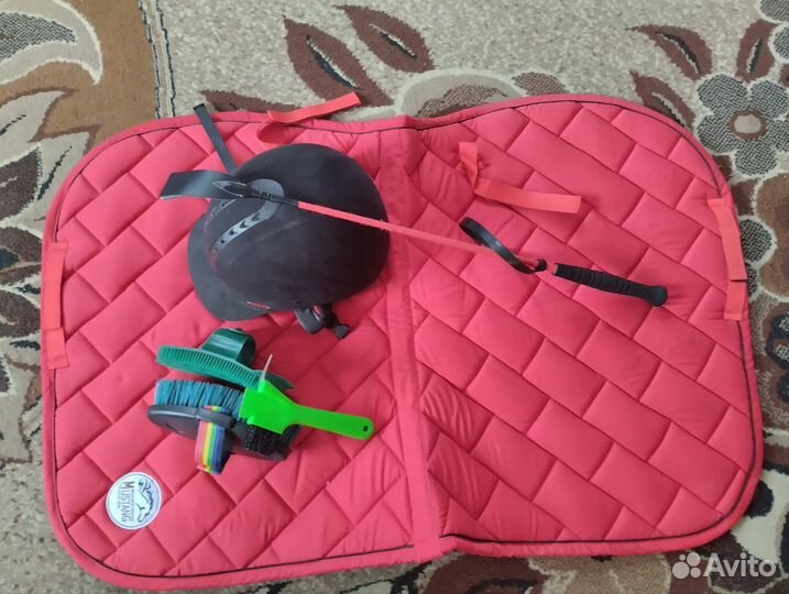 Шлем для конного спорта,хлыст,вальтрап,щётки