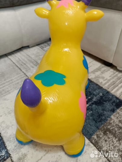 Корова прыгун и мяч прыгун